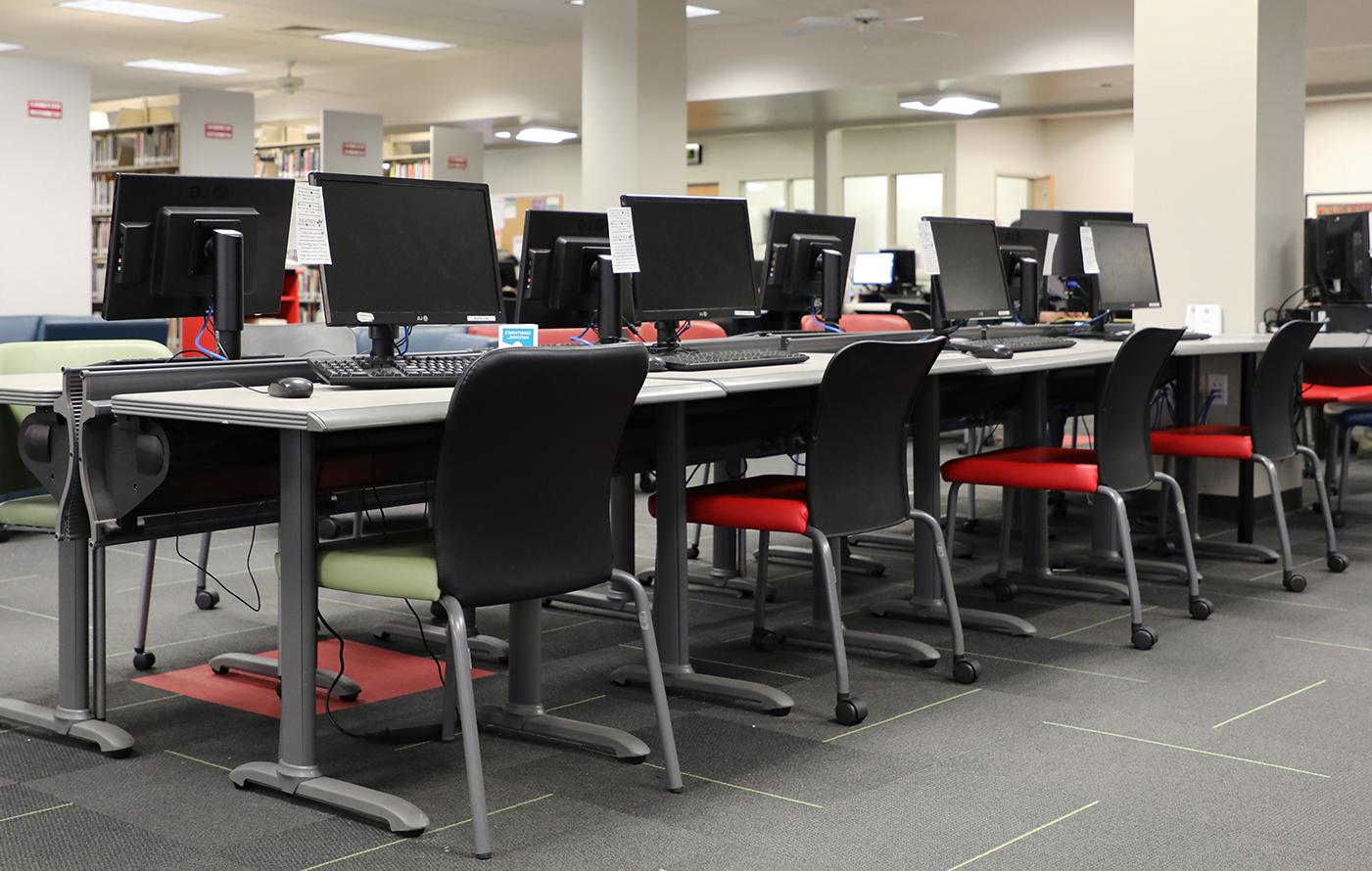 A table of computers in the library